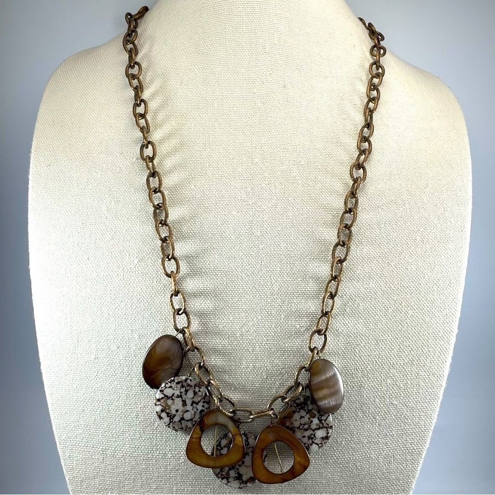 Stunning Unsigned Gold Tone Twist Chain Mother Of Pearl Pendants Necklace